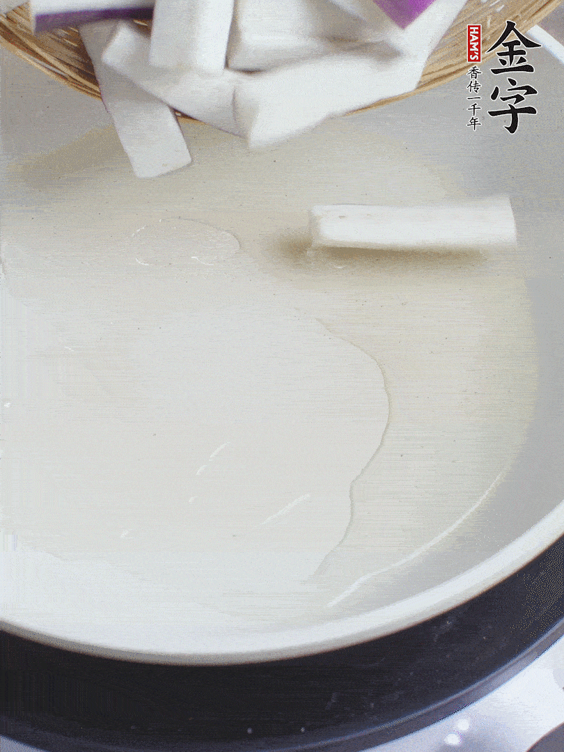 杭茄洗凈去蒂，縱向剖成4份，切成長(zhǎng)10cm左右的段。白洋蔥切絲?？谀⑾磧羧サ舯?。紅椒切菱形片。