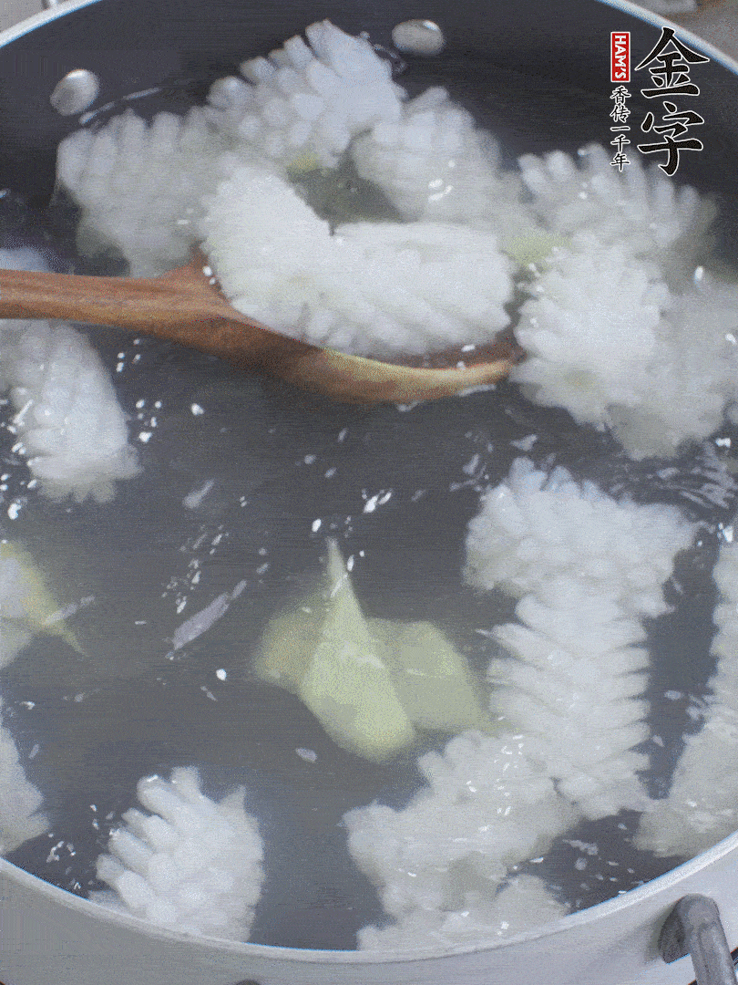 魷魚(yú)解凍后，加姜片、料酒汆燙30秒。