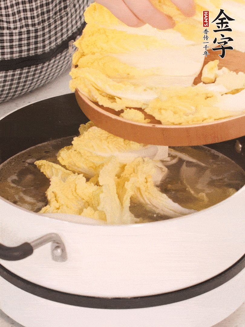放入娃娃菜、金針菇再燉煮5分鐘。