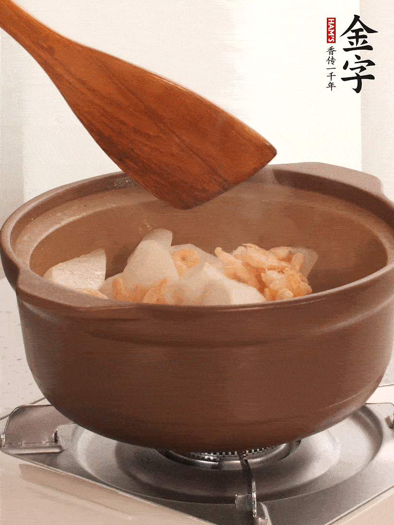 放白蘿卜、海米煸炒1-2分鐘，白蘿卜一定要先炒過再燉湯，香味更足。