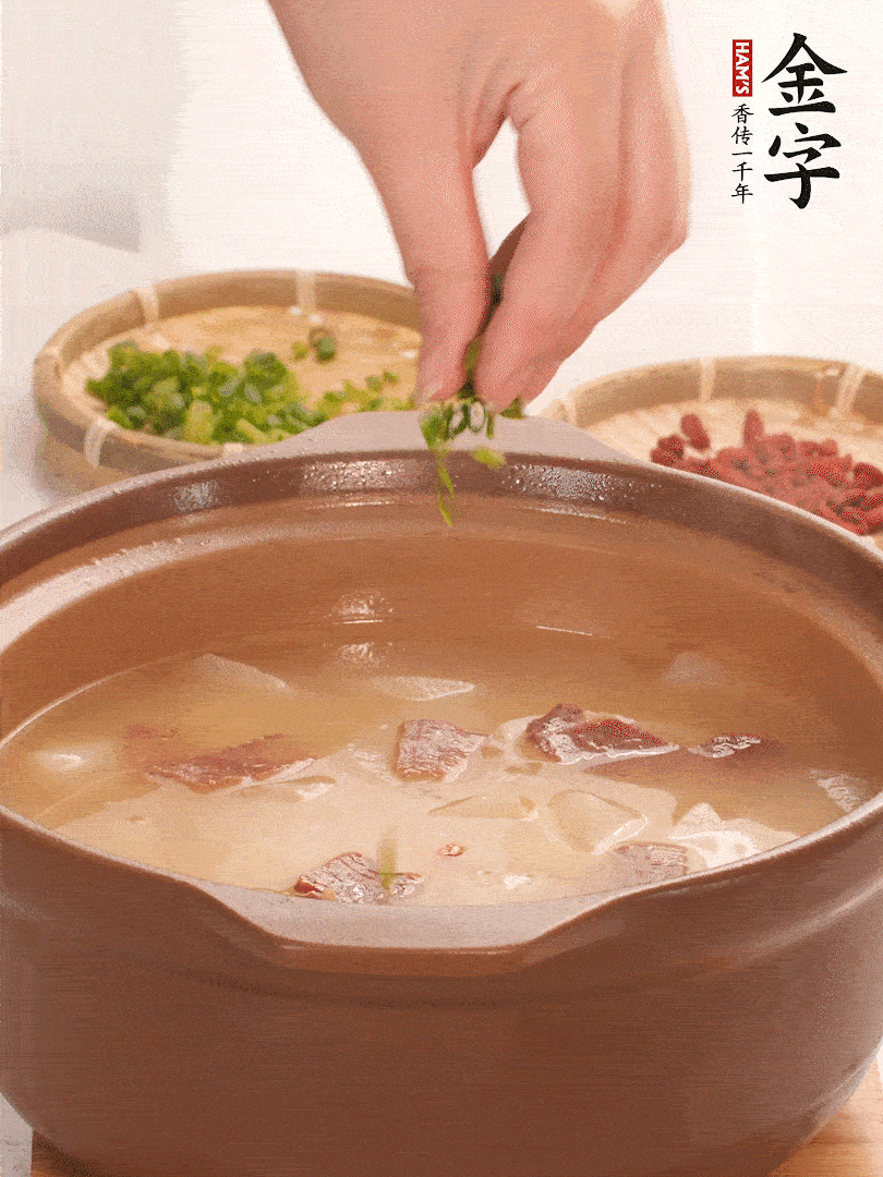 最后點(diǎn)綴點(diǎn)小蔥花、枸杞，增色提味。