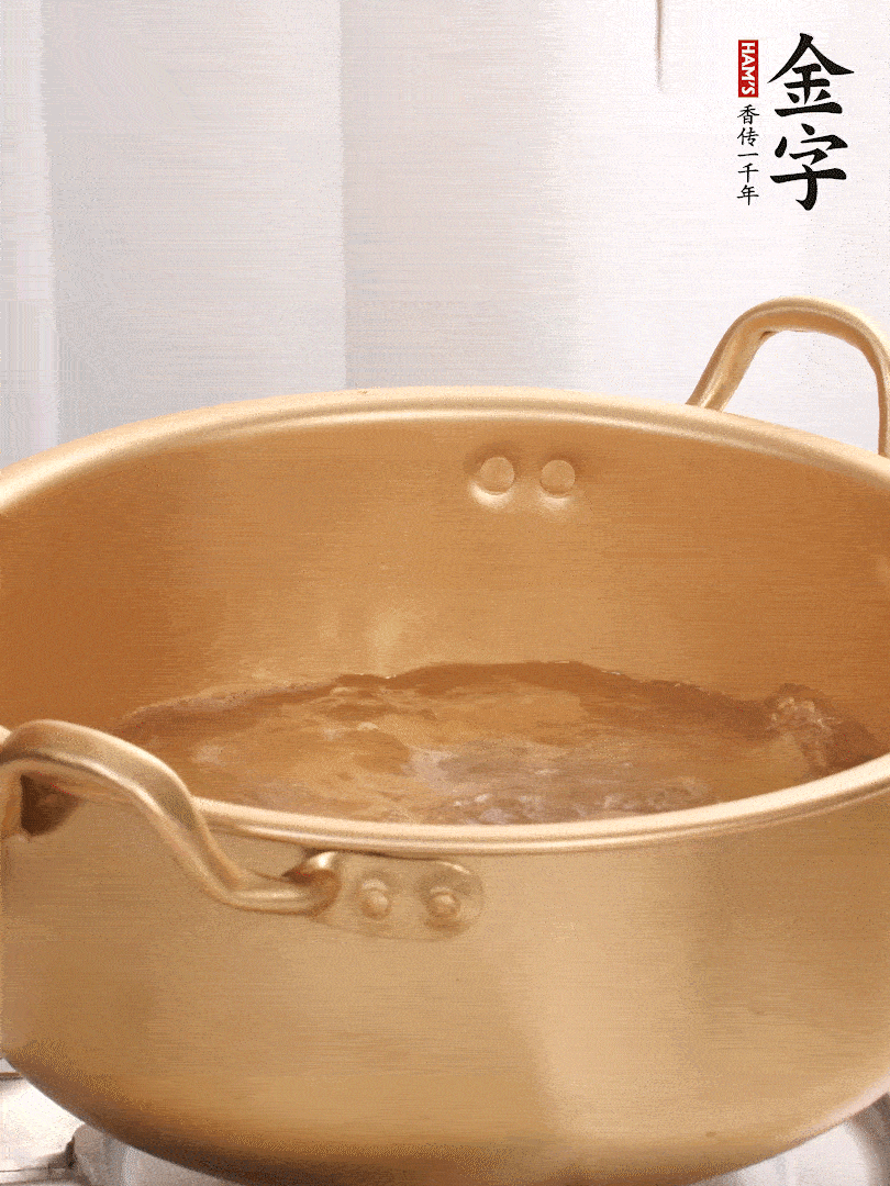 排骨加姜片、料酒，冷水下鍋焯水，撇去浮沫。