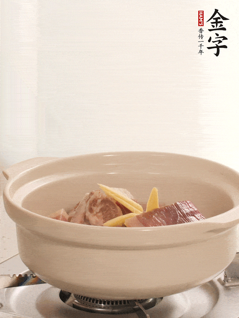 湯鍋放入排骨、火腿、姜，加適量水。煮開(kāi)后轉(zhuǎn)小火燉40分鐘。
