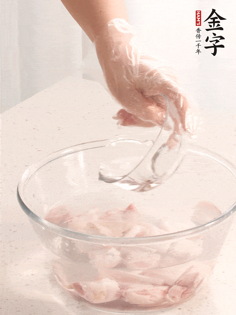 豬蹄除去雜毛、刮去油膩，斬成大塊，冷水浸泡半小時(shí)出血水，冷水下鍋，放入姜片、醋去腥，水燒開大約2分鐘，撈出。（白醋能夠讓豬蹄更白凈）