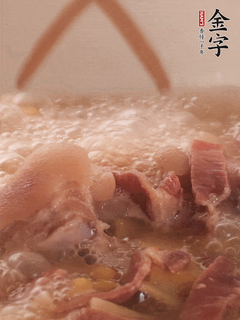 大火將水煮開后，蓋上鍋蓋，轉(zhuǎn)小火慢燉1個(gè)半小時(shí)。