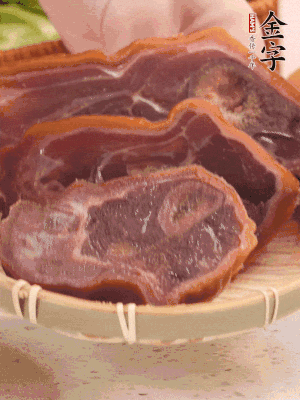 金字火腿蹄片溫水泡10分鐘。