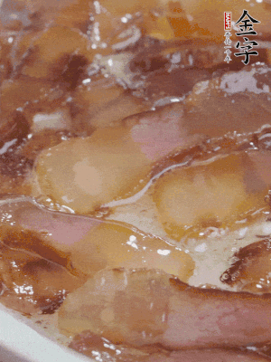 油5成熱，醬油肉煸香。