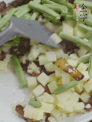 下蒜末、豆角、土豆塊翻炒。