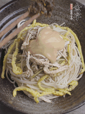 生抽1勺、醋1勺、芝麻醬1勺、金字火腿大師醬1勺。