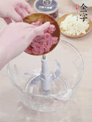江南野筍干浸泡至軟；豬五花肉切薄片；腐皮改刀切成長(zhǎng)方形。