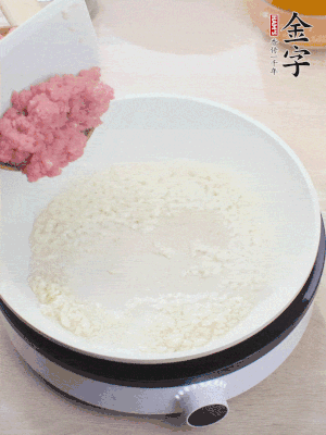 下火腿片、筍干均勻翻炒后，加2勺料酒、適量清水。