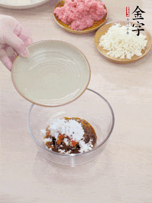調(diào)料汁：金字火腿干貝醬2勺、剁椒1/2勺、生抽1/2勺、淀粉2勺、清水半碗。