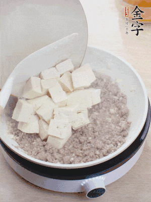 放豆腐翻拌均勻，倒料汁燜煮。