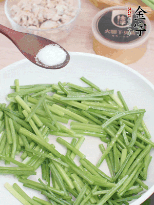 起鍋熱油，下韭菜苔炒至變色。加少許鹽。
