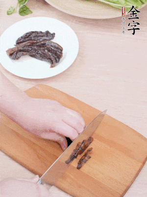 金字醬油肉下鍋煮10分鐘，切薄片。