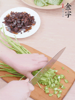 空心菜摘掉葉子，菜梗切成丁。