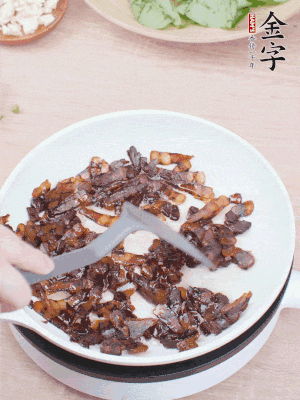 起鍋熱油，煸香醬油肉，撥拉到一邊。