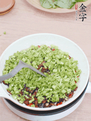 下菜梗翻炒，混合醬油肉。