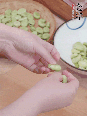 蠶豆剝殼，去掉豆衣，切碎。