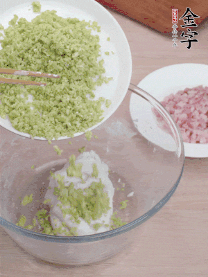 糯米粉邊揉邊加水，成團后揉進蠶豆、咸肉。