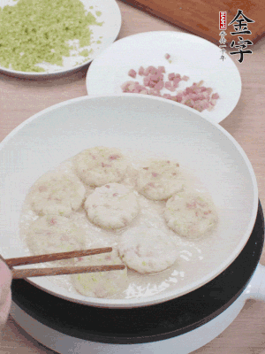 鍋中涼油，慢煎至兩面有脆殼。（油可以多一點）