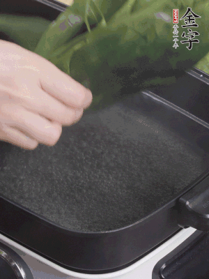 粽葉入沸水煮1分鐘，翻面再煮1分鐘，清洗干凈加水浸泡。