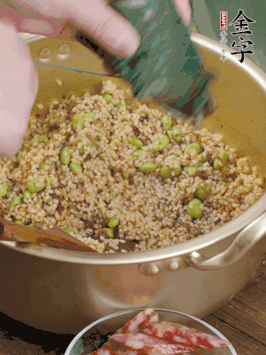 再附一張粽子，一齊向后折疊，線繩捆綁。