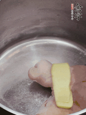 撈出洗凈后，加蔥姜、黃酒二遍焯水。