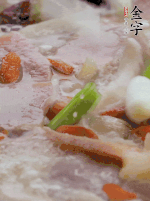 最后下枸杞、蒜白。
