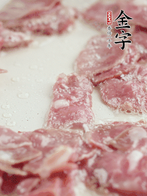 炒鍋熱油，下培根火腿煸炒。