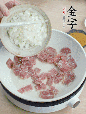 依次下洋蔥、紅菜椒、豌豆粒、玉米粒翻炒均勻。