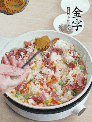 1勺咖喱粉、1/2勺鹽，少許黑胡椒碎炒均。