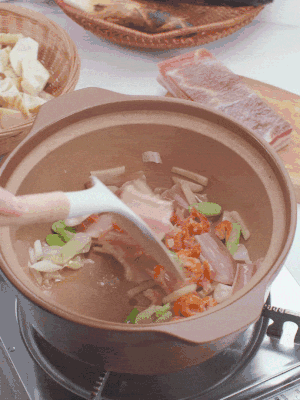 砂鍋中倒入油，放入姜片、蔥段、咸肉、海米炒出香味。