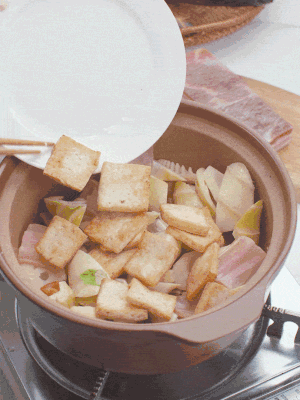 依次下春筍、豆腐，開(kāi)水沒(méi)過(guò)食材。