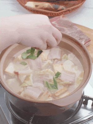 一小撮鹽、糖、雞精調(diào)味，最后撒點(diǎn)蒜葉點(diǎn)綴。