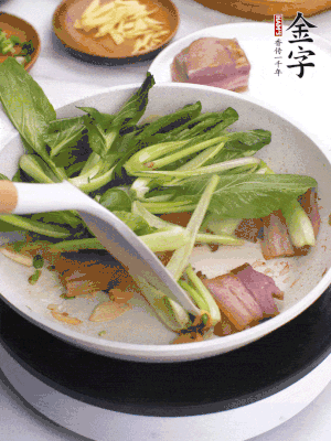 下小青菜翻炒，菜梆子變軟時，撒一點鹽、雞精調(diào)味。