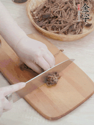 干茶樹菇浸泡過夜，去老根焯水，擠干水份。