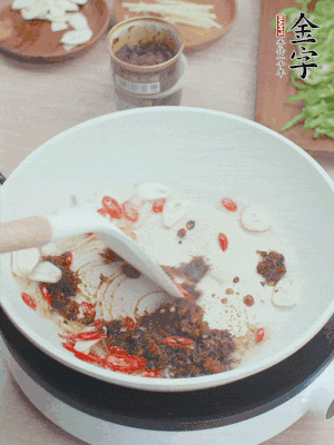 熱鍋涼油，姜蒜、辣椒、金字火腿xo醬炒香。