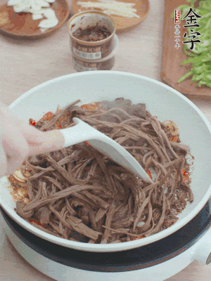下茶樹菇煸炒4分鐘。