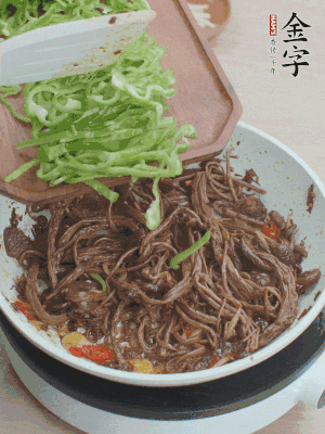 水分煸干，下青椒絲快炒1分鐘。