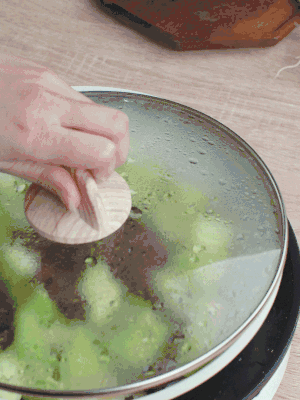 西葫蘆略出水時(shí)，加一小撮鹽調(diào)味。
