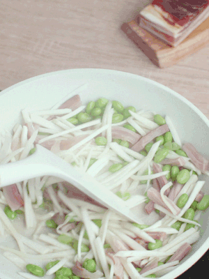 下茭白絲、青豆翻炒。