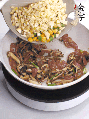 鍋里熱油，爆香蔥白，下香腸片炒至微微出油，加時(shí)蔬粒、香菇粒、春筍粒翻炒均勻。