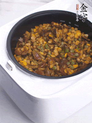 電飯煲按煮飯鍵，出鍋撒蔥花。