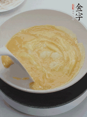 2個(gè)雞蛋炒散。