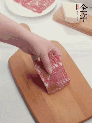 金字培根火腿改刀切小片；白洋蔥切??；新鮮豌豆剝殼。