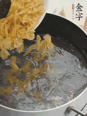 蝴蝶面加橄欖油煮熟；豌豆焯水30秒。
