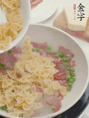 1小勺鹽調(diào)味，混合一起燉煮一下。
