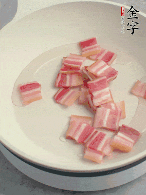 鍋中少許油，金字淡咸肉煸香。