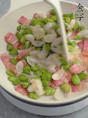 放蠶豆豆瓣、百合炒勻。